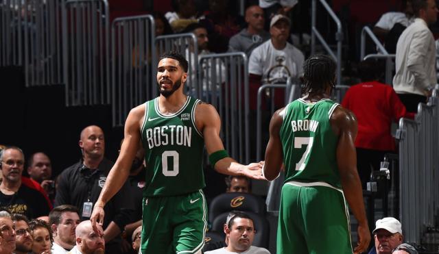 开云体育下载-双探花控场破解骑士围剿!米切尔双拳难敌四手