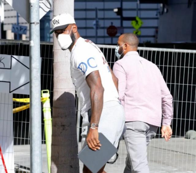 开云app下载-神态匆忙！詹皇第一时间探望儿子 余嘉豪献祈祷