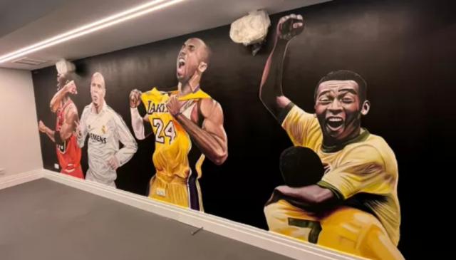 kaiyun-维尼修斯健身房壁画上有谁？致敬贝利！C罗后补的！